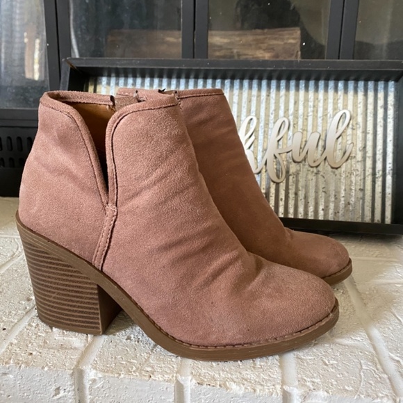 Size 7 like new booties - Picture 2 of 2